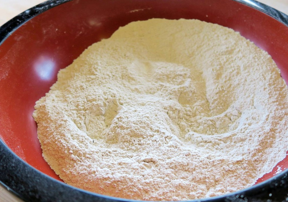 ご自分でそばを打つ方のために、1000gの二八そばをつくりやすいよう、800gずつ梱包しました。