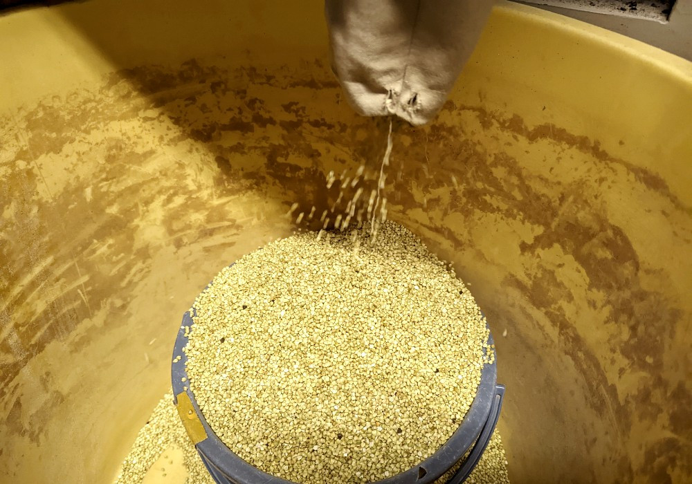 自社でそばの栽培・収穫をし、自社工場でそばの実からそば粉を生産しています。