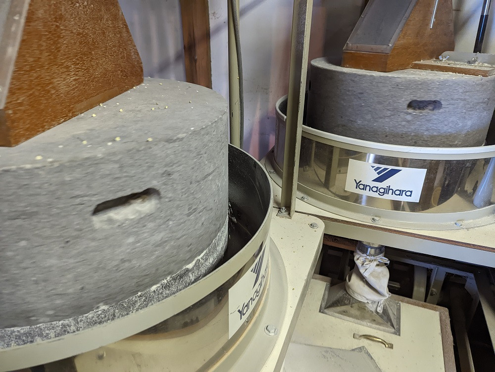 そばの香りを逃がさぬよう、石臼引きで製粉しています