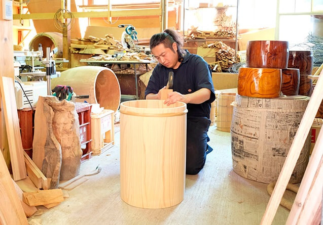 使用用途にあわせ、木材を選び、一つ一つ手作りで木材をかたどります。