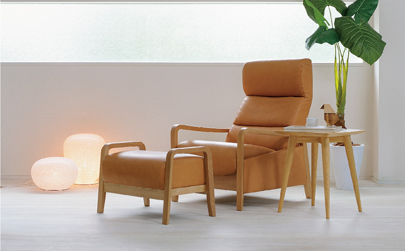 ※画像はパーソナルチェア（別売）とスツールのセットのものになります