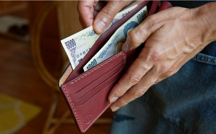 使うほどに手に馴染む 手縫いの革財布