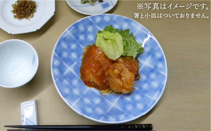 透き通るような白に幾何学模様を施した普段使いに重宝する6寸皿