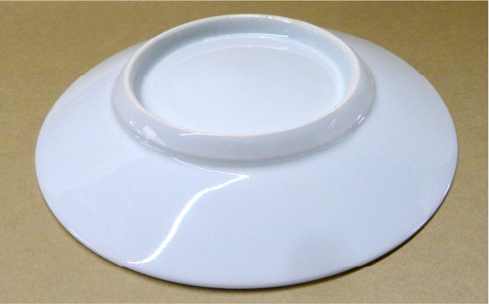 透き通るような白に幾何学模様を施した普段使いに重宝する6寸皿