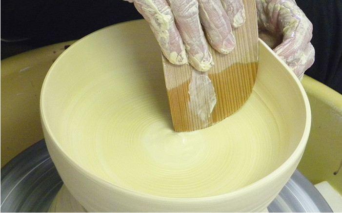 お届けしたいのは器だけではなく＜使う楽しみ＞です。