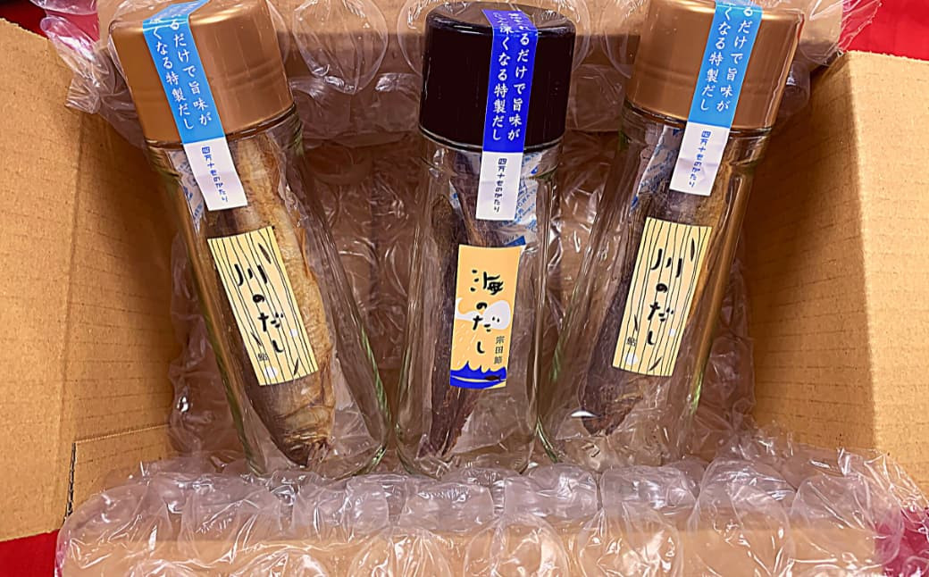 梱包のイメージ。実際の梱包と異なる場合がございます。ご了承ください。川のダシ(あゆ入り)×2つ。海のダシ(宗田鰹節入り)×1つ。