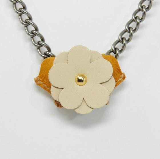 カラー：E20（花）