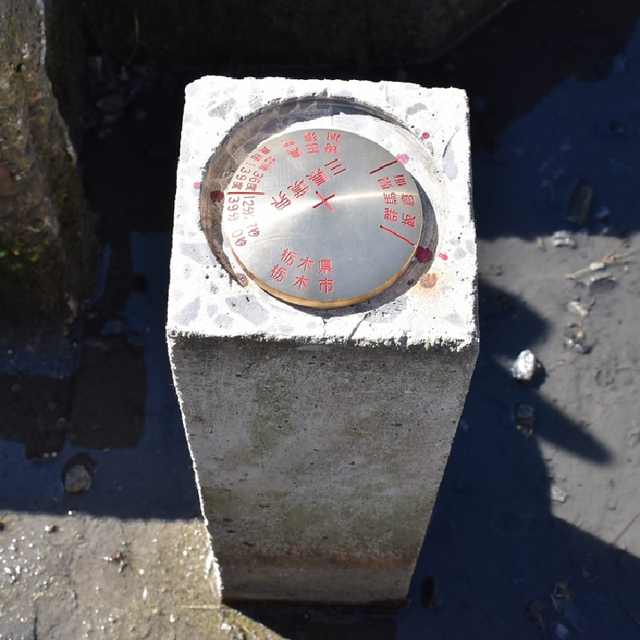 栃木県・埼玉県・群馬県の県境にある全国唯一の「平地の三県境」。
その境界にはプレートが設置されています。