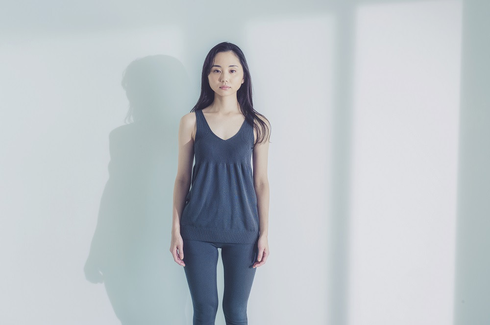 色：ディープグレー