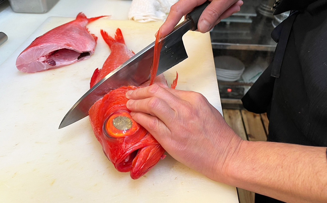 水揚げされたばかりの新鮮金目鯛は、肉厚で引き締まった身にたっぷりと脂が乗り、うまさ抜群！