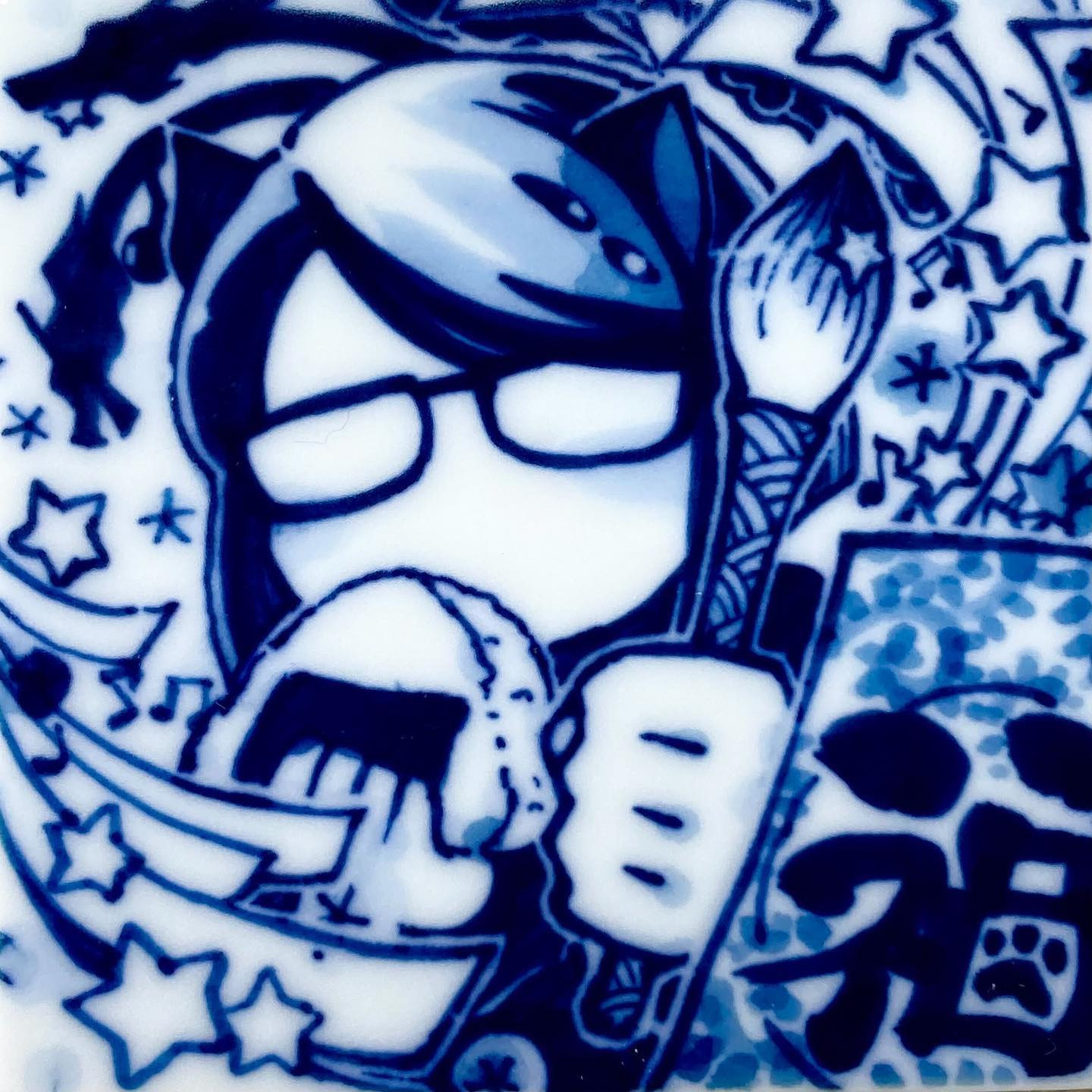 作者まつながみさとの自画像。こちらも有田焼に描いています。