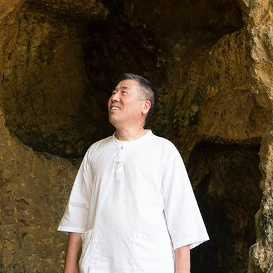 十四代李参平 有田町泉山磁石場内で自分が使う磁石を探します。有田ではほぼ使われない磁石。1年間で使う分を採掘し、陶土にします。