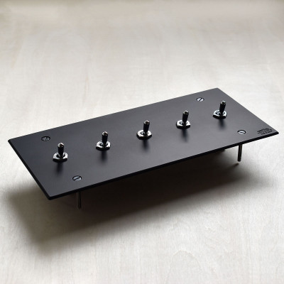 HITTITEのトグルスイッチ K(5口長1列型・ブラック)アイアンスイッチプレート