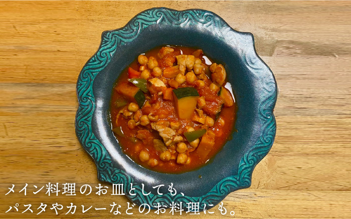 縁のカタチが印象的なトルコ青釉のお皿です