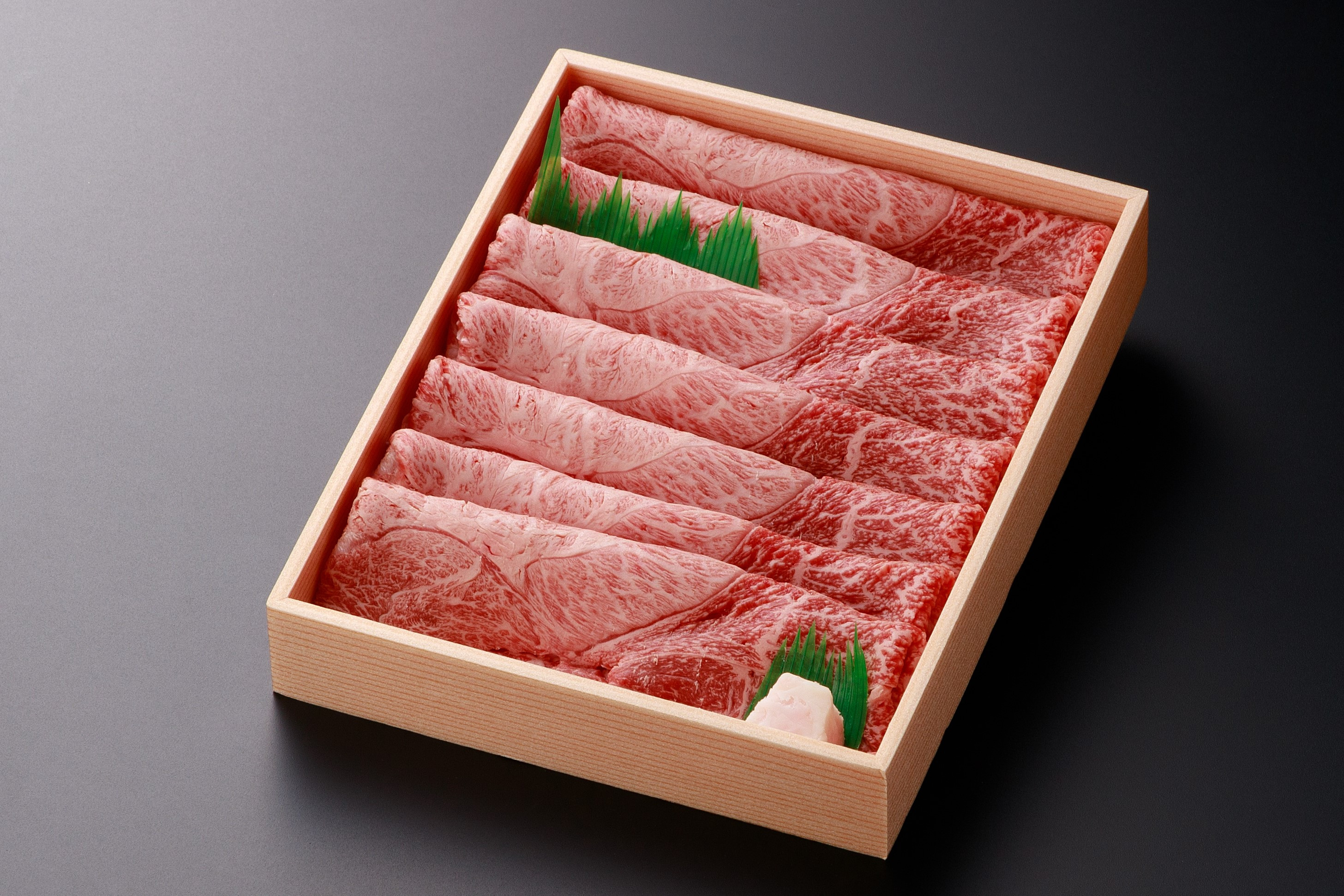 赤身スライス450ｇ。ご自宅用はもちろん、ご贈答にもおすすめです。