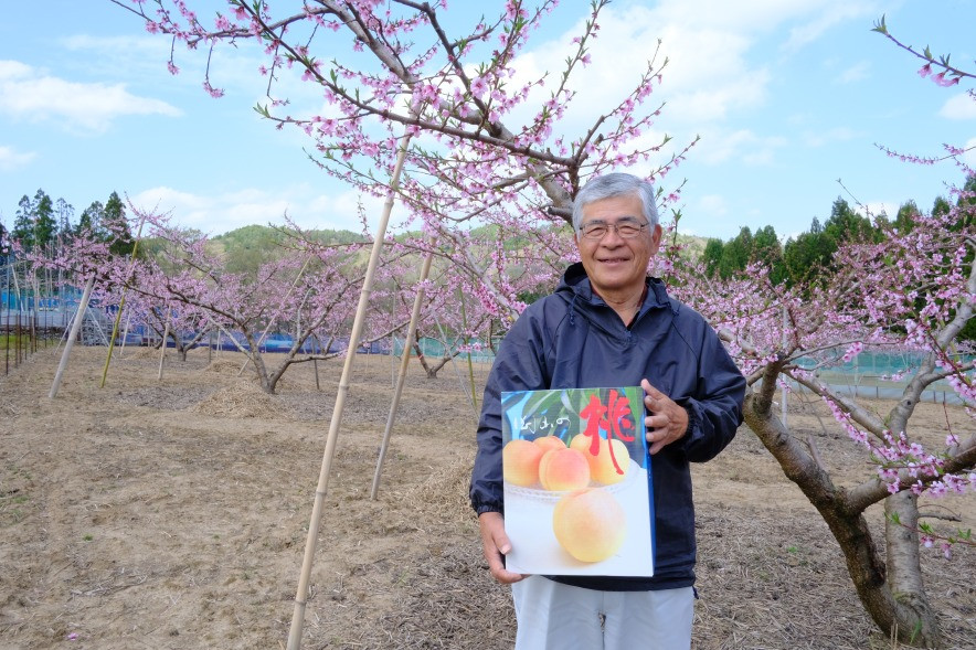 こちらの箱でお届けします（写真は、生産者の堀江さん）