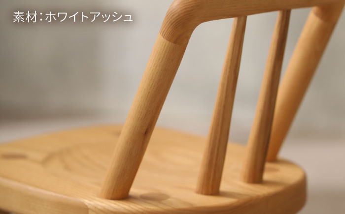 本物の木の温もりを感じる、木組みのキッズチェア。