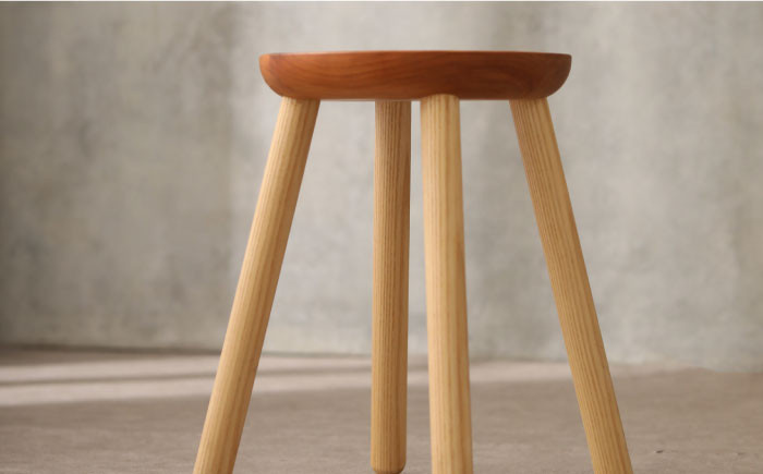 脚先まで丸い、愛嬌のあるチェリーの丸スツール。