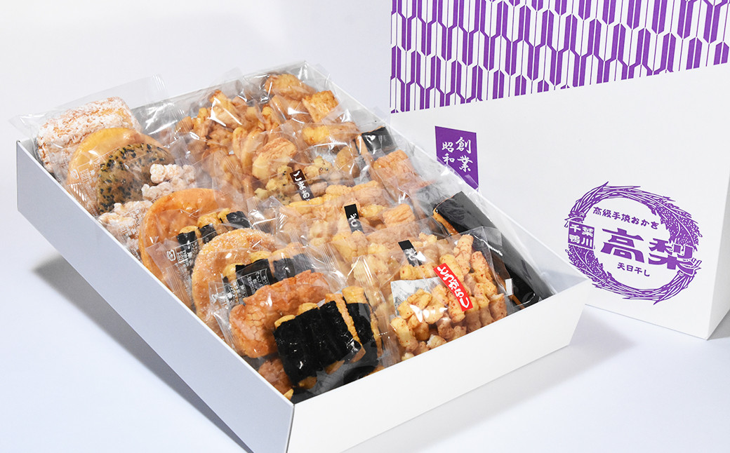 季節限定品などを含む、約45袋を詰め合わせた大箱1箱をお届けします。