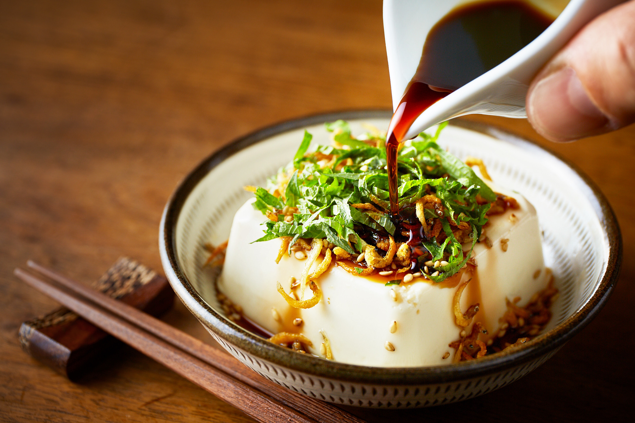 国産有機醤油(こい口)は、冷奴やお刺身など、素材の旨味を楽しむ食材のお供に。