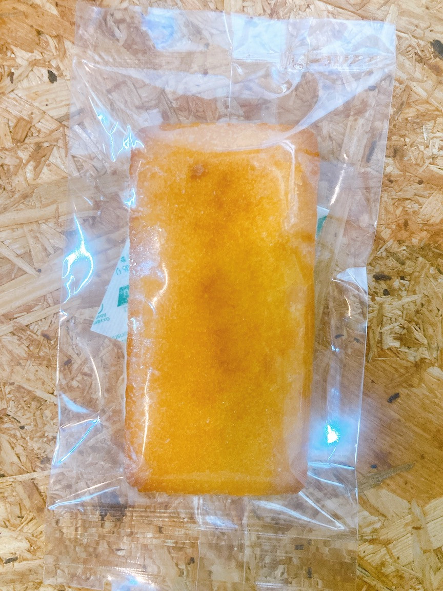 フィナンシェ:プレーン  発酵バターによりコクと風味を引き出したフィナンシェ。米粉で作ることで白っぽい焼き上がりになります。