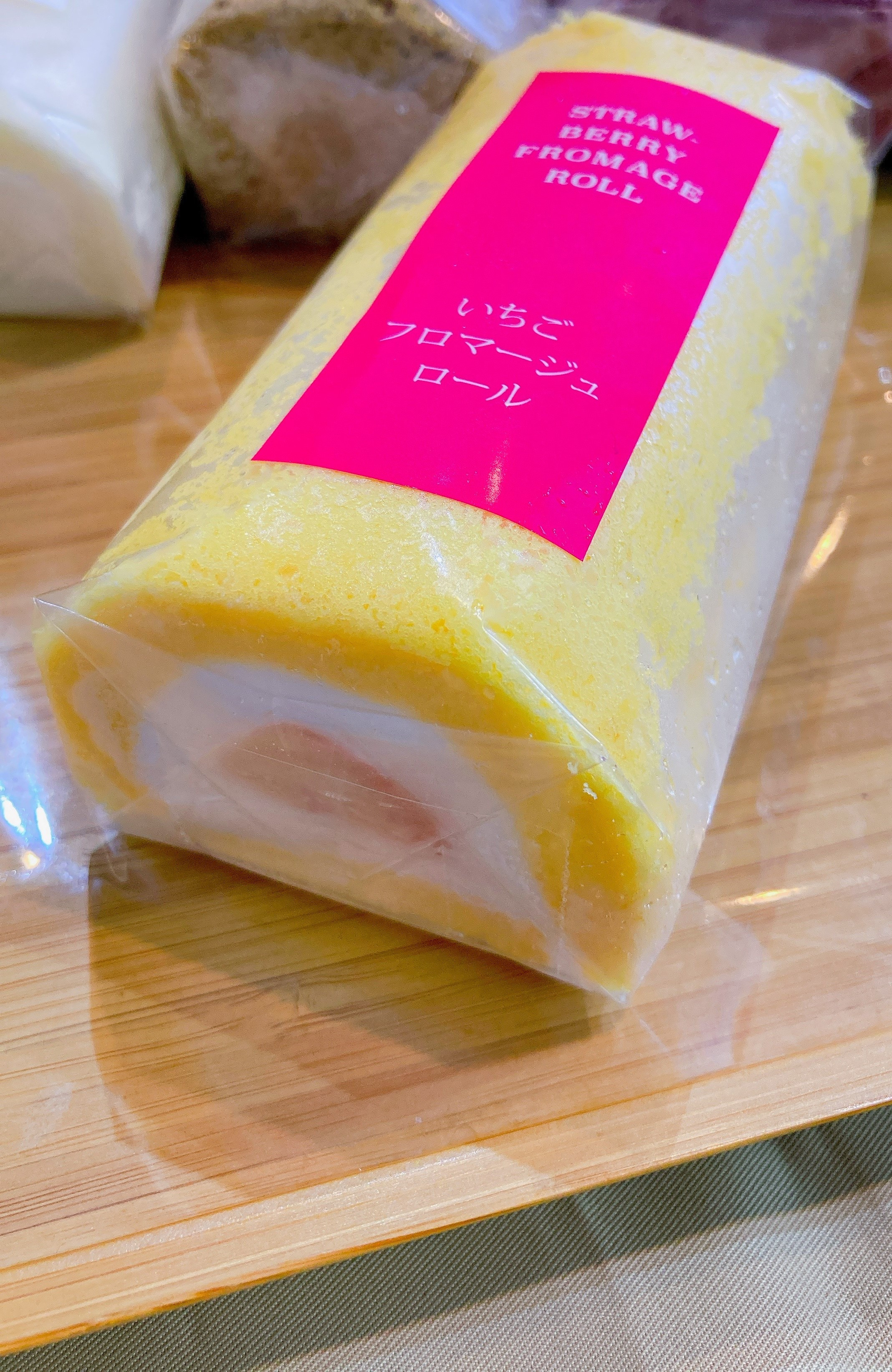 ミニいちごロール 佐賀県産のいちごをたっぷりと使用した米粉100%の贅沢ロールケーキ。