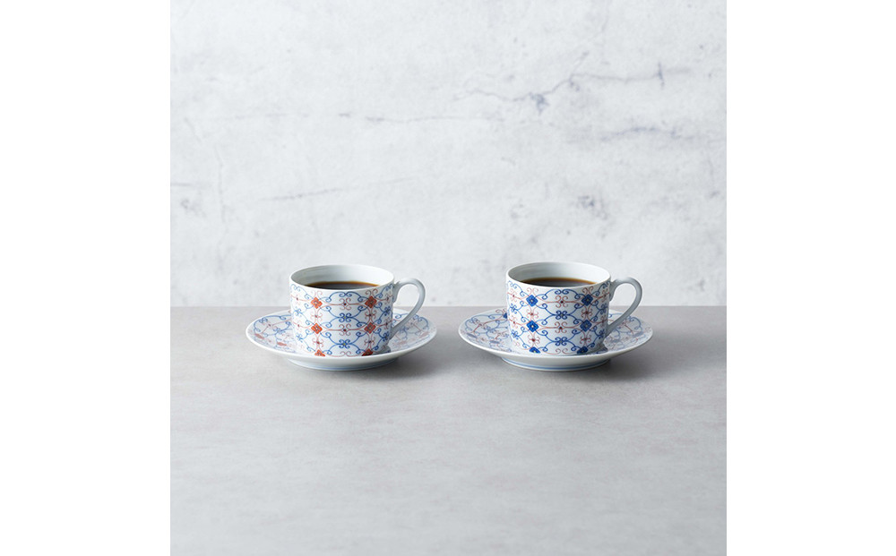 更紗（さらさ）文様のコーヒーカップ＆ソーサー。2色（赤・青）よりご希望の色をお選びいただけます。
