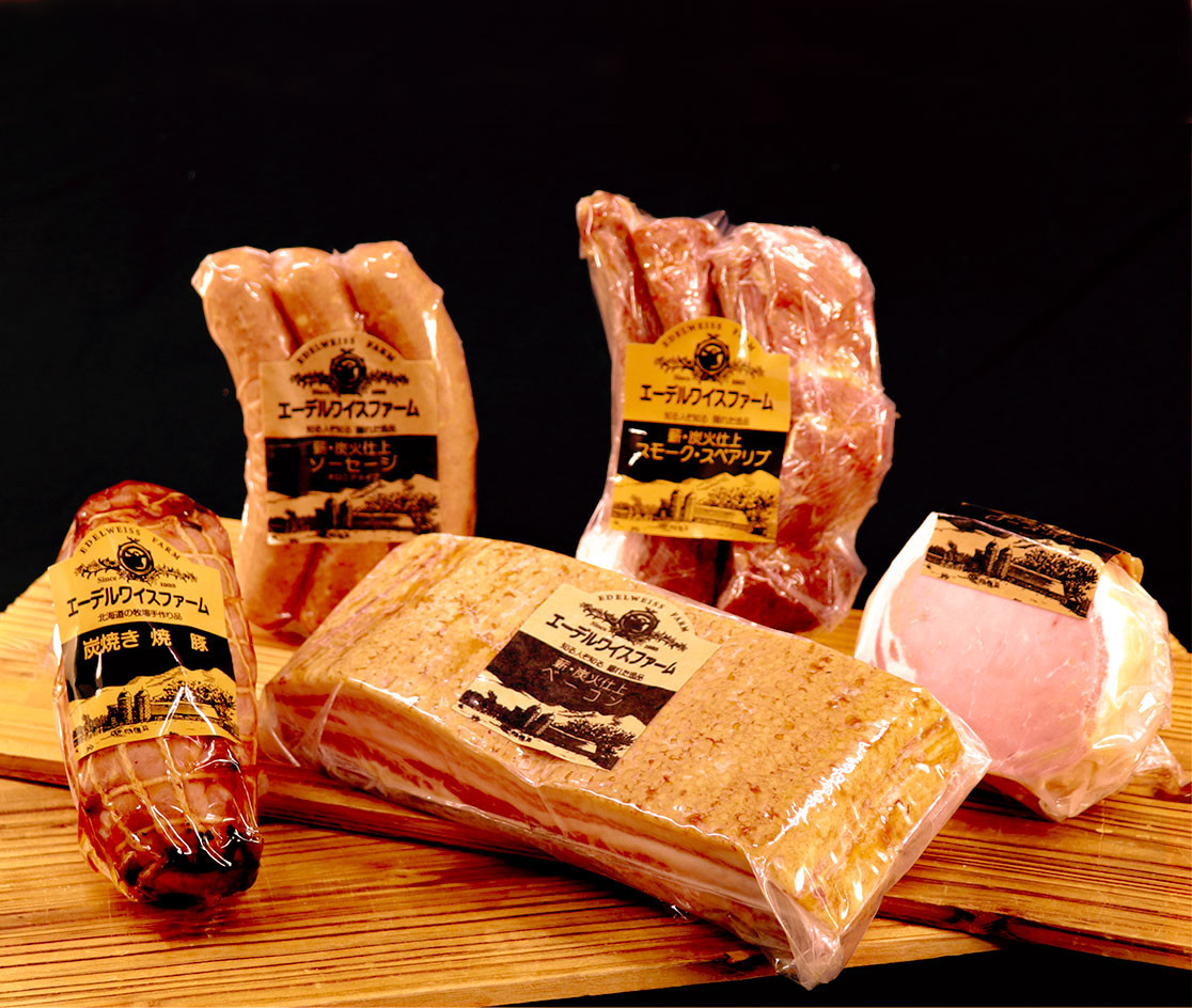 【簡易包装】薪・炭火仕上げハム・ベーコン・焼豚・スペアリブ・ソーセージセット O-3-k〈1610g〉