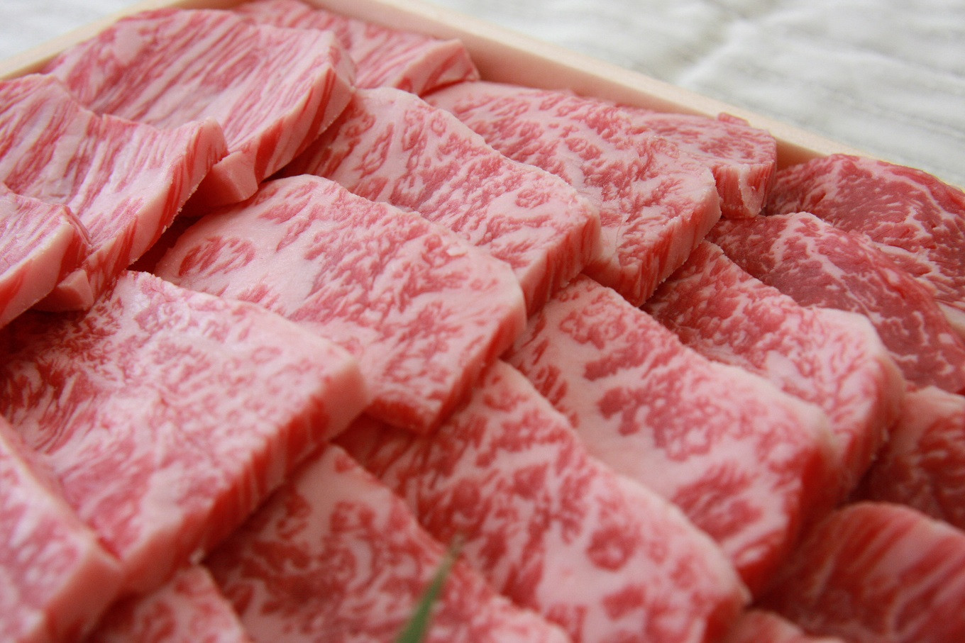 上品な脂身のおいしさが口の中に広がります。(赤身焼肉用)