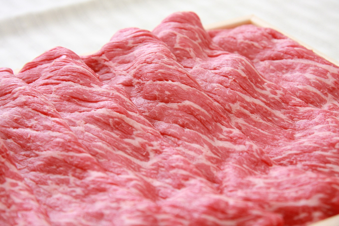 ヘルシーでも食べ応え十分の赤身すき焼き用肉。