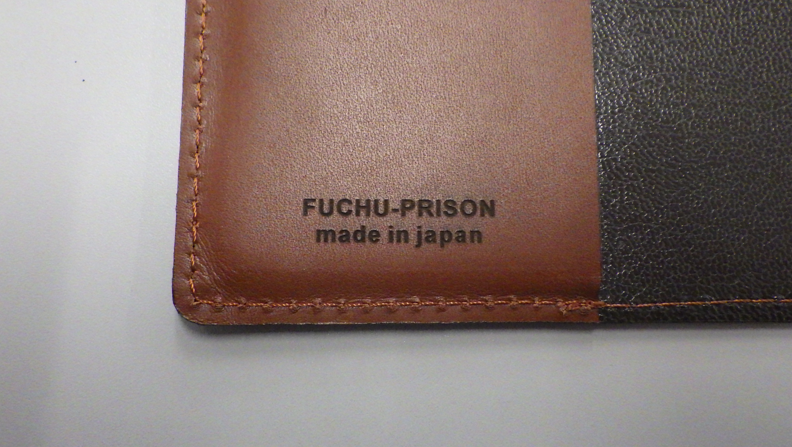「fuchu prison」のロゴが入っており，他では手に入れることができない製品です。