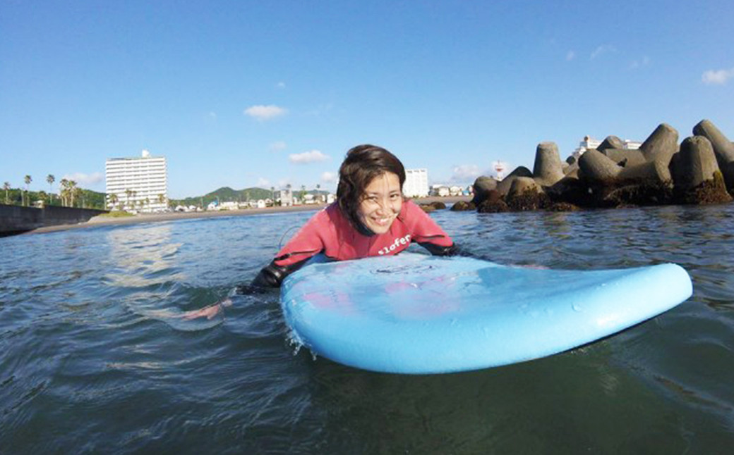 パドリングやテイクオフなど、サーフィンの基本動作の指導。