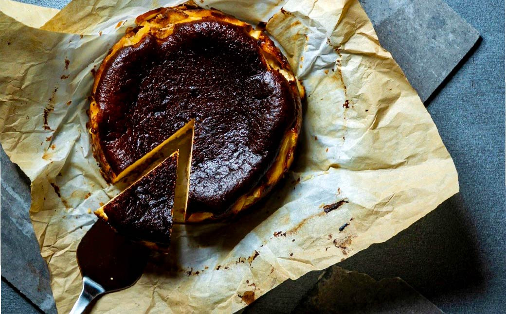 バスクチーズケーキ RICO 1ホール 580g (塩・メープルシロップ付き) チーズケーキ ケーキ 洋菓子 お菓子 スイーツ