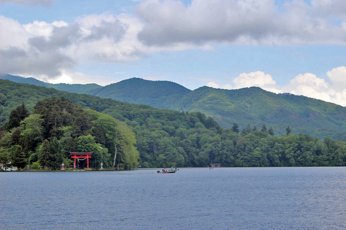 野尻湖の移ろっていく自然の美しさと共にバスフィッシングが堪能できます