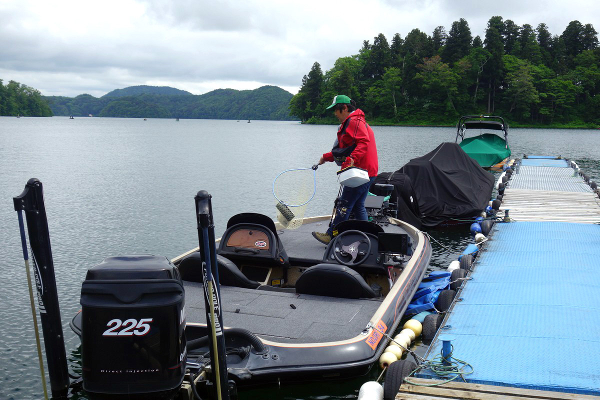 ボートは、喫水が水面に近く、釣りのアクションの際での安定感に定評のある「レンジャー518DVX」を使用
