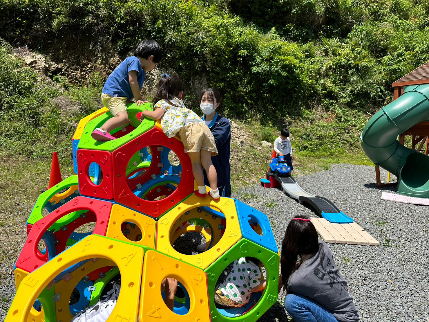 沢山の遊具で遊ぶことができます。