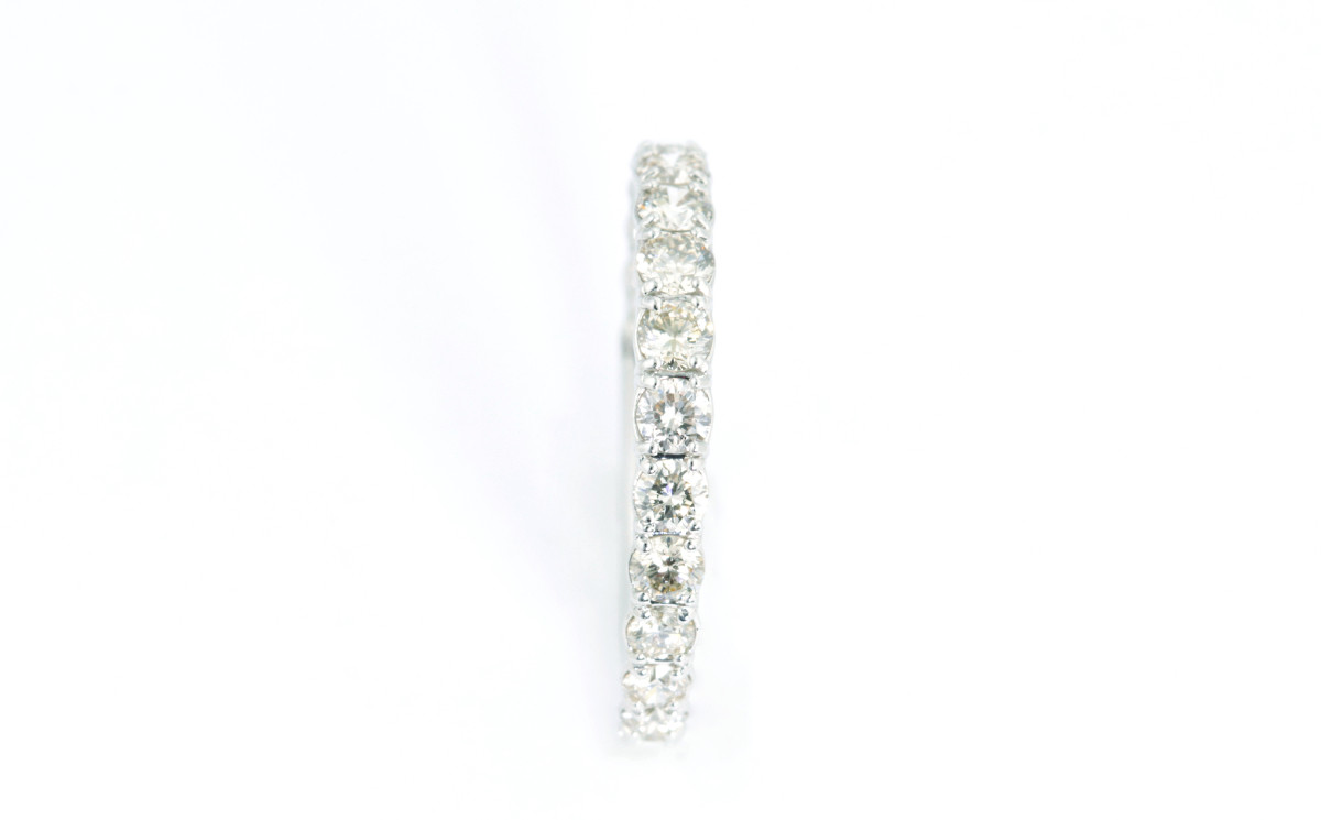 シンプルなデザインがダイヤの美しさを際立たせます