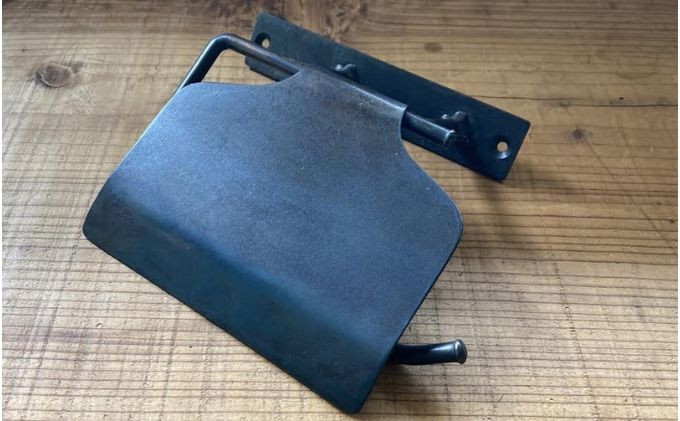 全て手仕事による作品の為、色味や加工跡に若干の個体差が生じます。