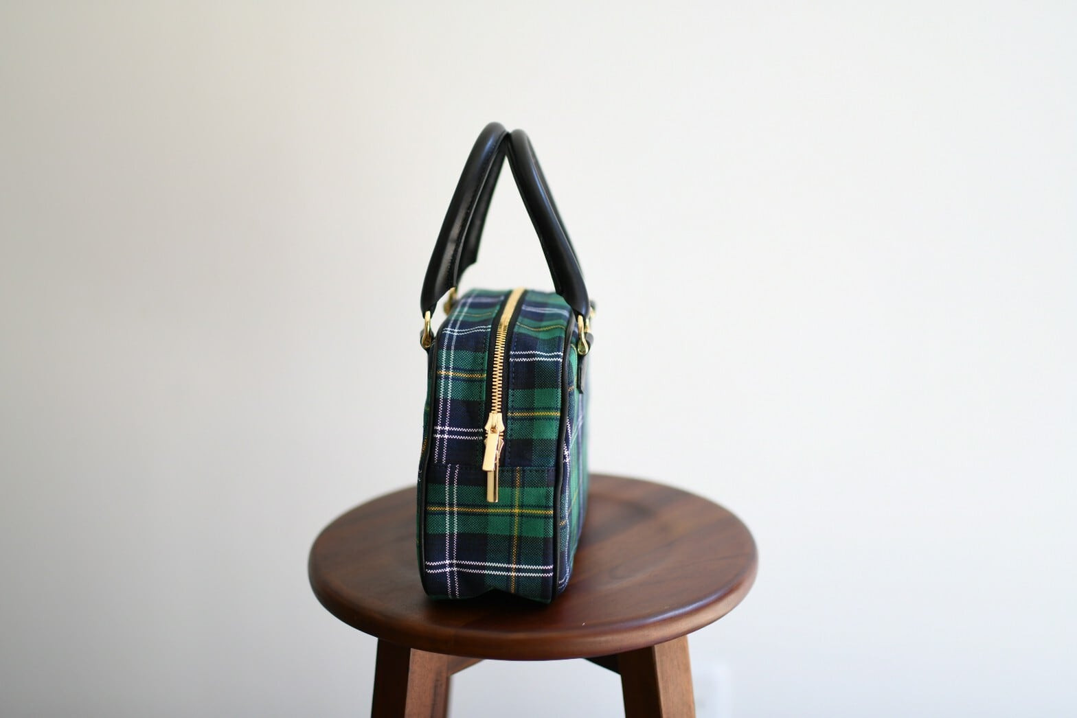 鮮やかなグリーンベースのタータンチェックは年中通して使え、PAGOTのレトロでトラッドな雰囲気にピッタリです。