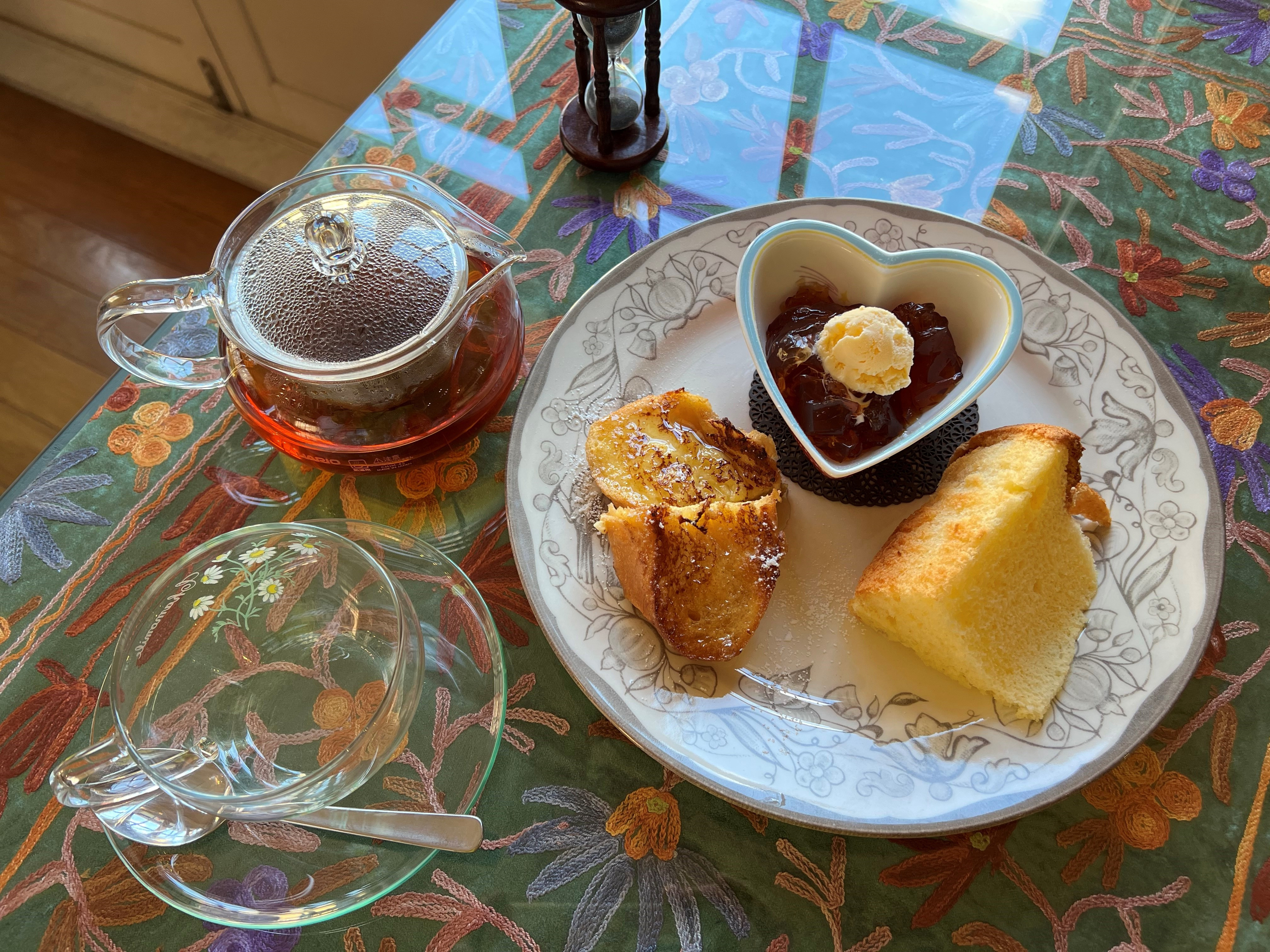 お好きな紅茶とデザート３品がついたアフタヌーンティーセットのご利用券（２名分）です。