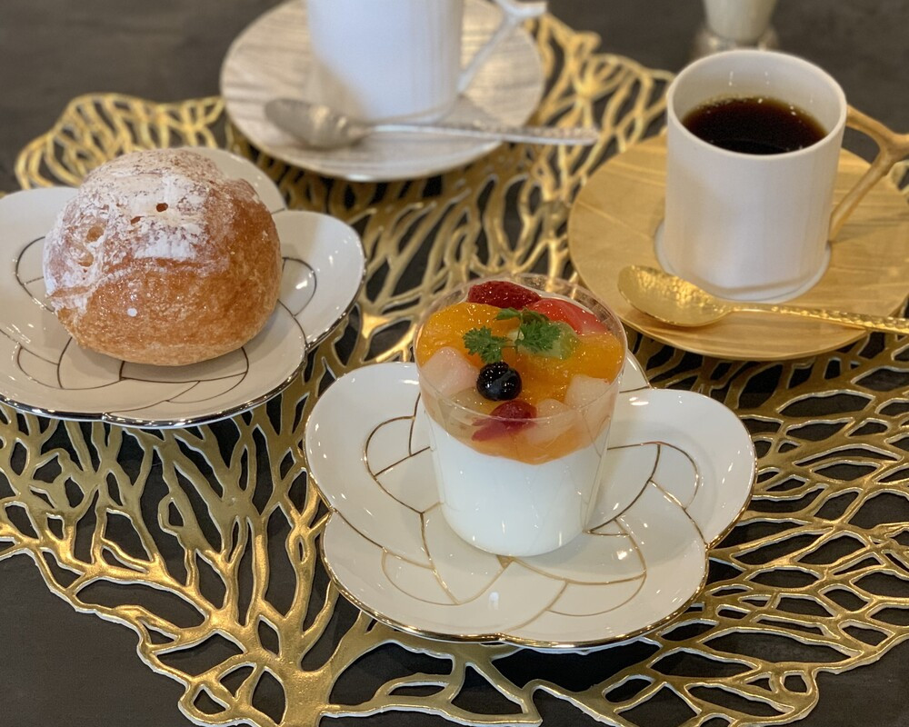 返礼品は金線梅結び皿のみです。