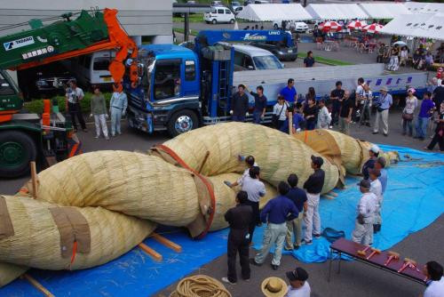 出雲大社神楽殿へ大しめ縄を奉納しています。