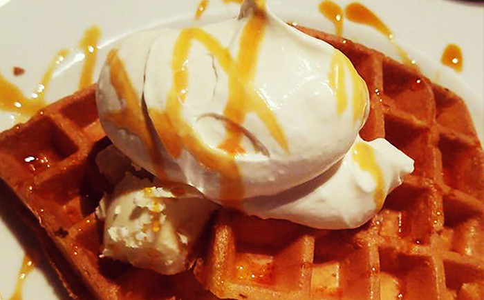 ワッフルとアイスにかければ、おしゃれなカフェタイム♪