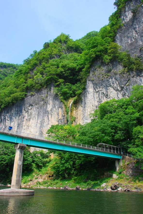 井倉洞周辺は井倉峡と呼ばれ、高梁川沿いを包み込むように石灰岩の絶壁が広がっています。春は新緑、秋は紅葉のメッカです