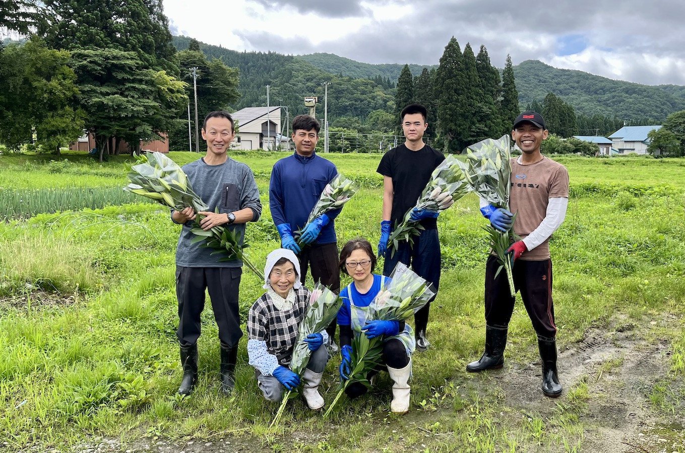 農園スタッフの皆さん。豊かな自然環境の中でユリを育てています。