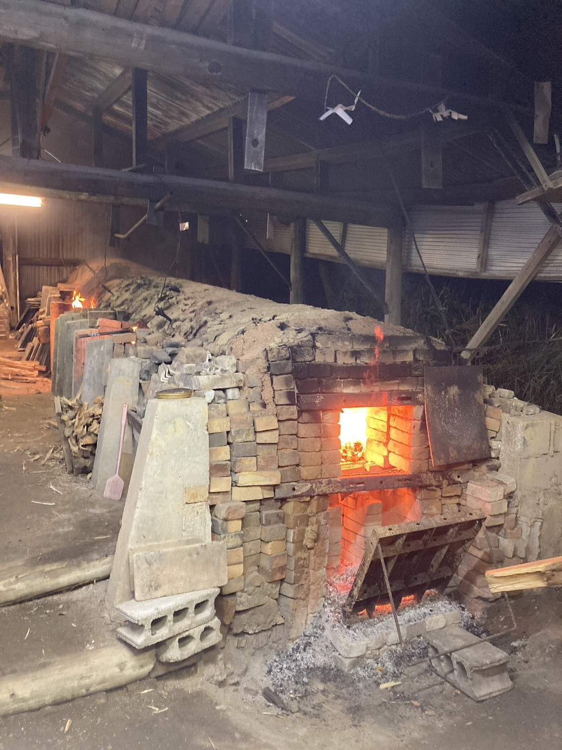 全長16mの登り窯で、約３日間かけて焼き上げます