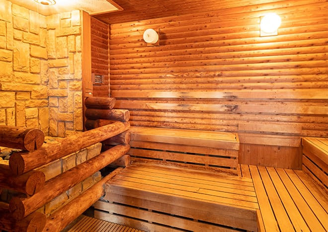 2F ロッキーサウナ　積み上げられた石をストーブで過熱し、遠赤外線を発生させるやや低温で高湿度サウナです。