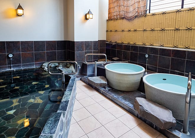 2F 露天風呂／壺湯　二つある壺湯は家庭のお風呂では味わえない人気のお風呂です。