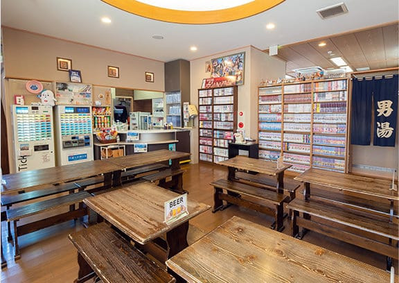 1F 休憩室　ソフトクリームやシロップかけ放題のかき氷、ビン牛乳や生ビールなどをご用意しております。