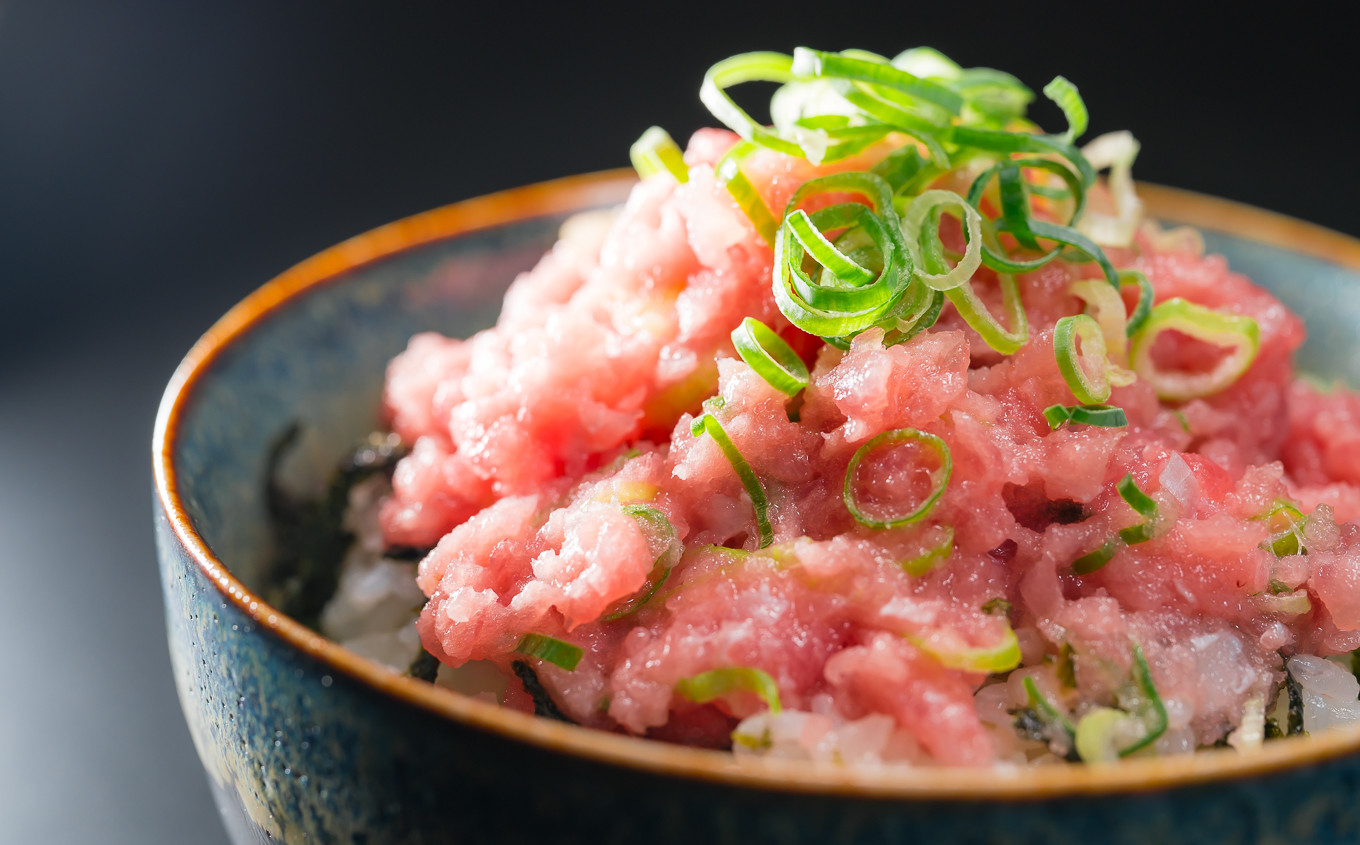 解凍して、ご飯に盛るだけで美味しいネギトロ丼に!